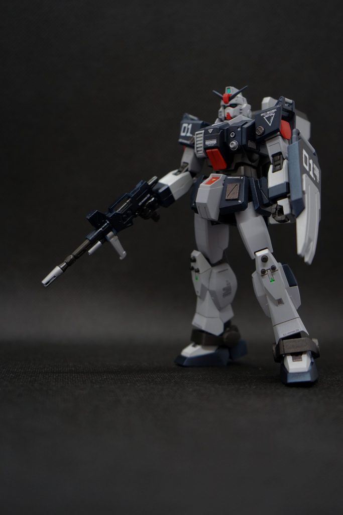 いつものカット。本体のメインカラーには、メタリック下地からのクリアブラック+クリアブルーで調色したものを採用。深みのある青を目指しました。