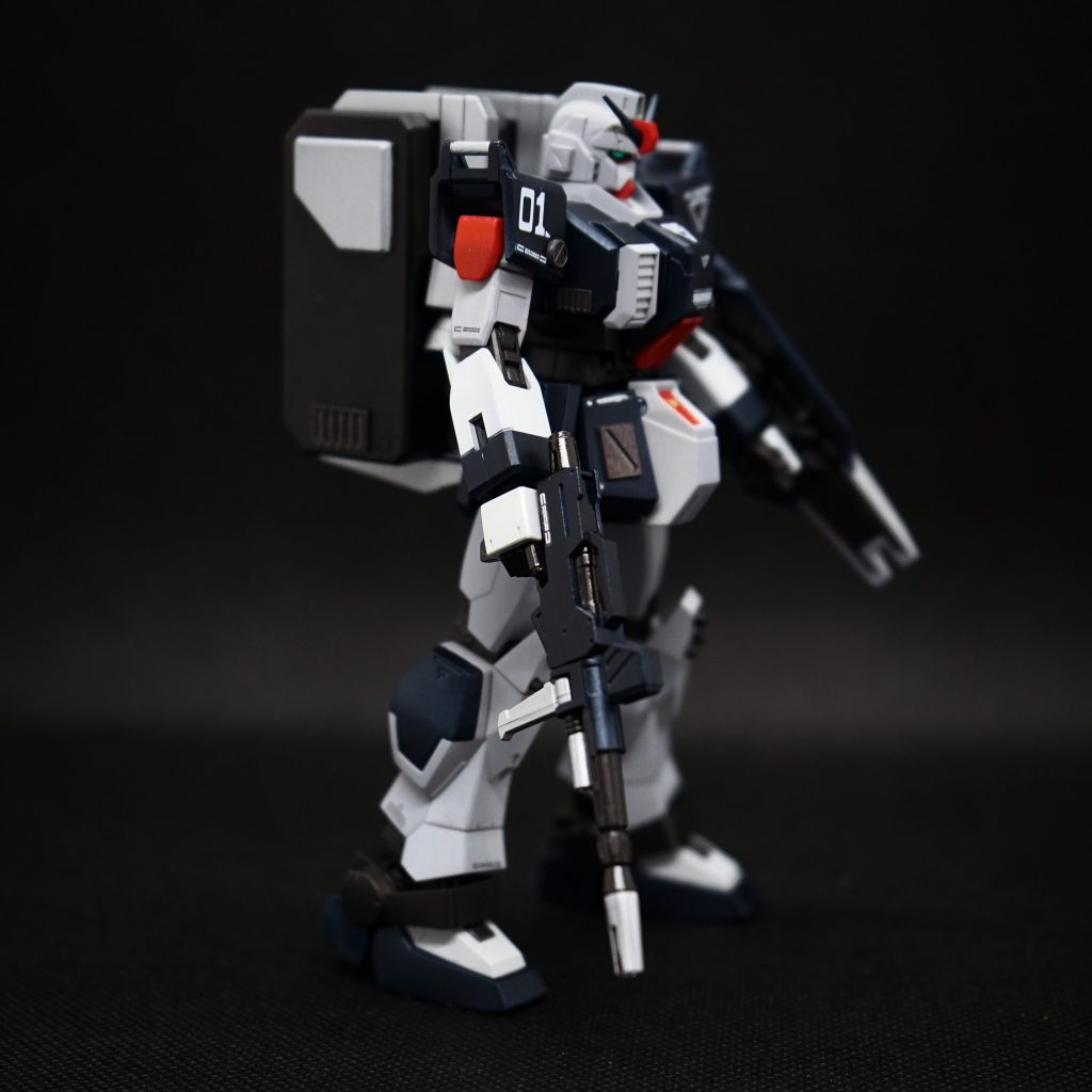 逆サイド。武装は4色ほどで塗り分けています。