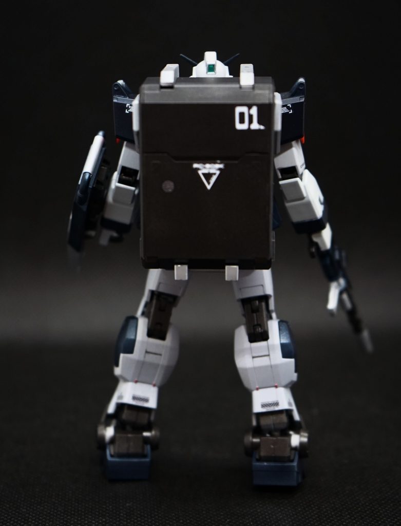 背部。コンテナの重さで自立でのポージングが難しかったです。一応コンテナにディテールアップパーツを貼り付けたり、穴を開けて組み込んだりしています。