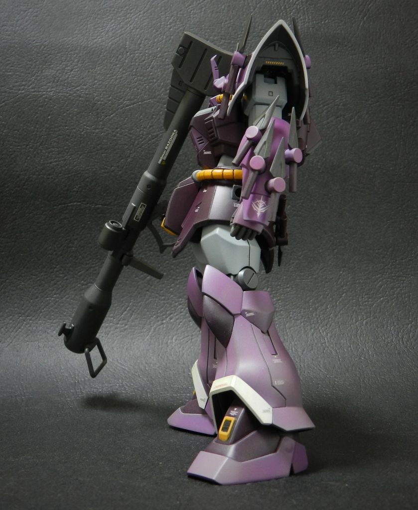 基本、設定カラー塗装ですが関節部の色を変更したり配色バランスを変えました。薄い紫色は、設定では赤味が強いので青味に振りました。