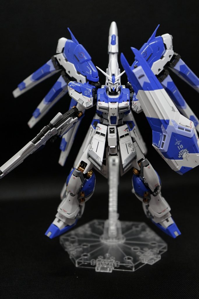 前面。ポージング中にパーツが落ちた回数は歴代一位です。ファンネルラックは少しキツく取り付けできるようにいじるべきでしたね。