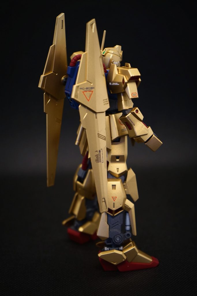 斜め後ろから。ゴールド部分は光沢、他はつや消し塗装しています。