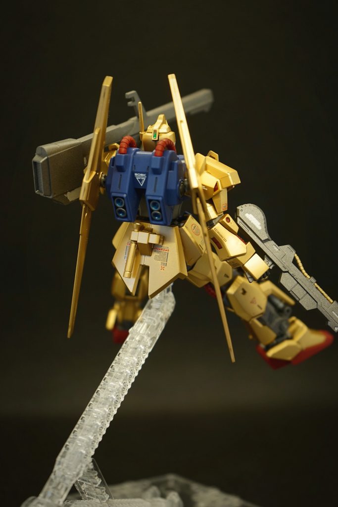 宇宙でのバズーカ発射のイメージ。もっと色々とオプションパーツを付けることも考えましたが、百式は原作の平面感のあるデザインを大事にしたかったため、何も付けませんでした。