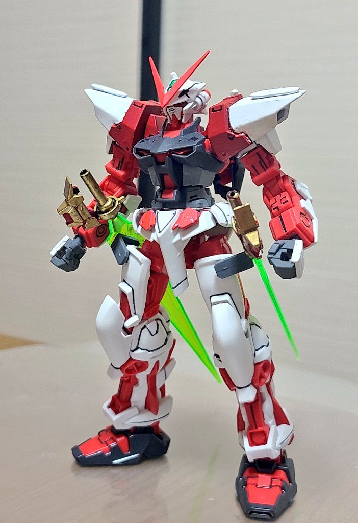 おまけの初期案最初はシグルブレイド二刀流で戦うのとかどう!?と考えていました。が、「このシルエットならそもそもレッドフレームでやらなくていい。まだブルーフレームセカンドだな」ということで没にしました。ちなみに肩はGサイフォスの物をリペイント。武器は30MMのアルトウェポン(柄)と魔法兵装(刀身)を使っています。