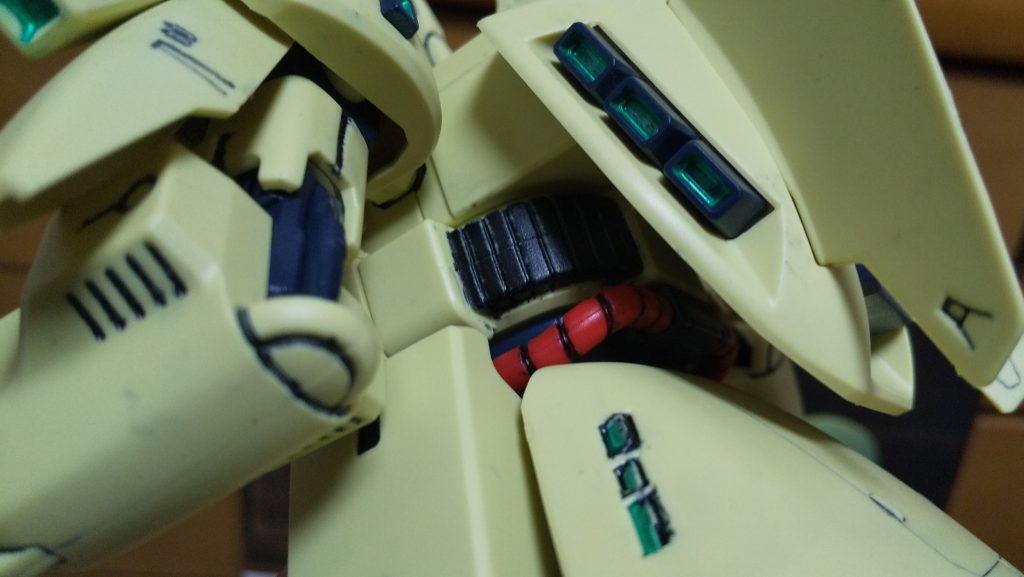 腰の後ろの左右のベルトチューブも色分けされてないのでここもやった。