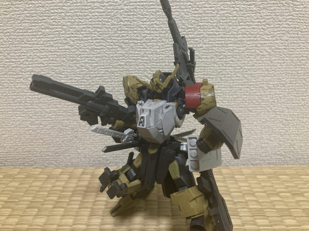 変更した武装は左腕のビットをシールドに、左腰に三連装ミサイルポットを追加、手持ち武装に30mmのショットガンを持たせました。また、バックパックにはビームマグナムを装備しました。