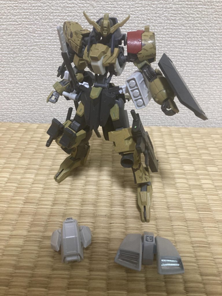 アーマーは、脱着できます。腰アーマーは磁石接続で、胸部アーマーはコックピット部分に噛ませてあります。