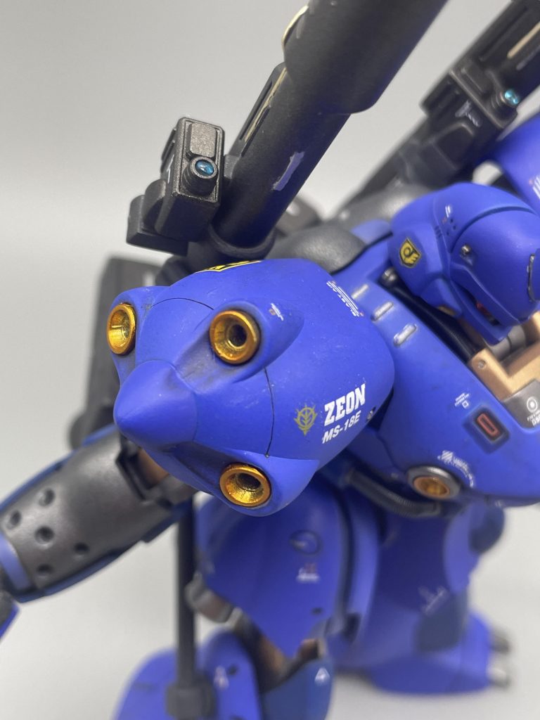 肩部合わせ目消し、スラスター後ハメ加工、円形スジボリ追加この加工には苦労させられました…いい感じに収まってくれてよかった。欲を言えばもう少しピッタリにしたかったのですが、中に入り込んだら目も当てられないのでそれに比べたらって感じです。