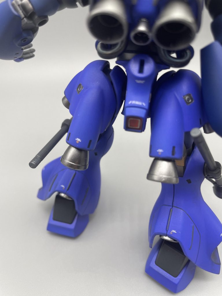 脚上部スラスター分割及び合わせ目消し実際のところ武器でゴチャゴチャしてて目立たないのですが、綺麗に処理できて気に入っている箇所です。ポージングしてるうちに外れたりするので、内側に接着するかはまだ悩み中。収納にも出っ張った部分が外せると便利ですし。