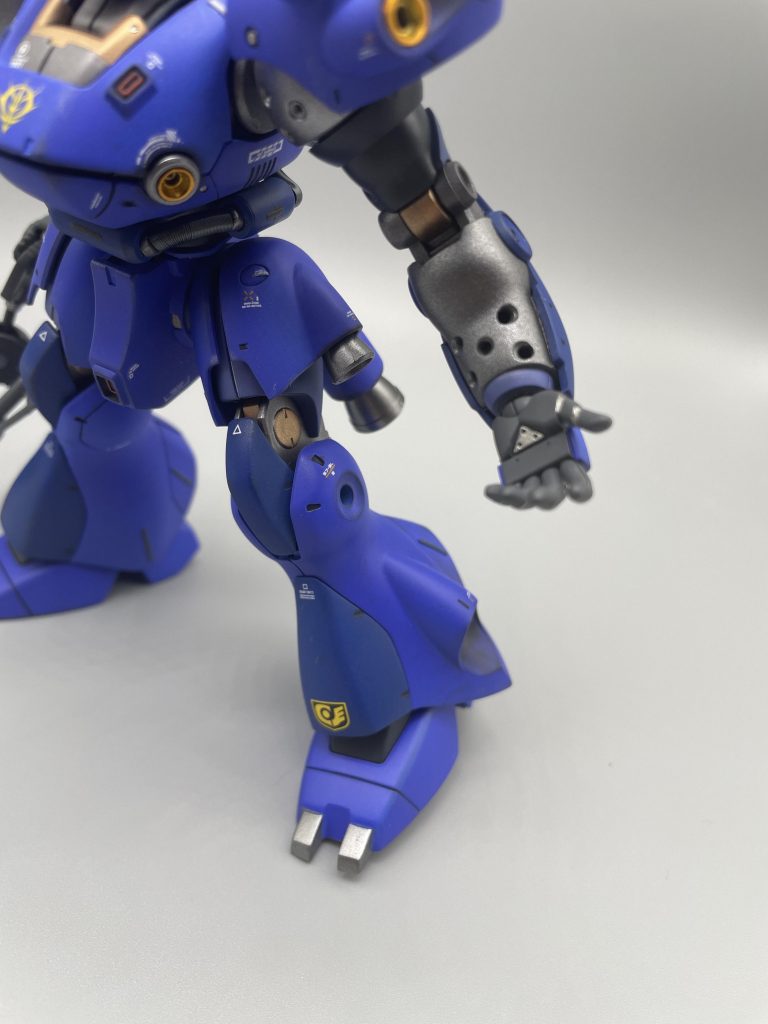 腕部・脚部目立った改造は前腕部の穴開け位。関節装甲共に基本塗装の塩梅に気を配った面が大きいです。