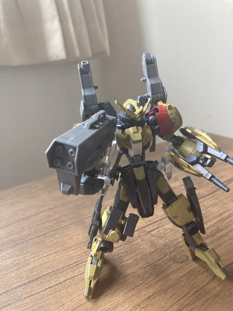 手持ち武装は四連式ロケットランチャー弾が無くなったら捨てて、脚部のマシンガンを取って戦います。