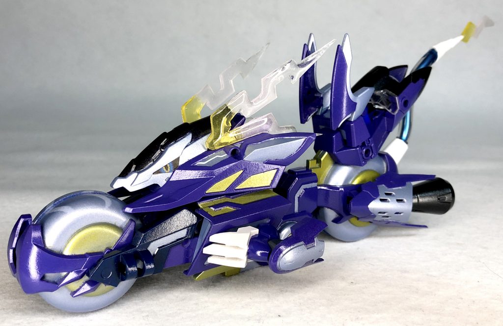 正面「トリニティバイク碧竜駆」をベースに制作そこから追加で腕やバーニア更にレジンを使って顔横や尻尾の透明パーツを作りらしくしてみました！