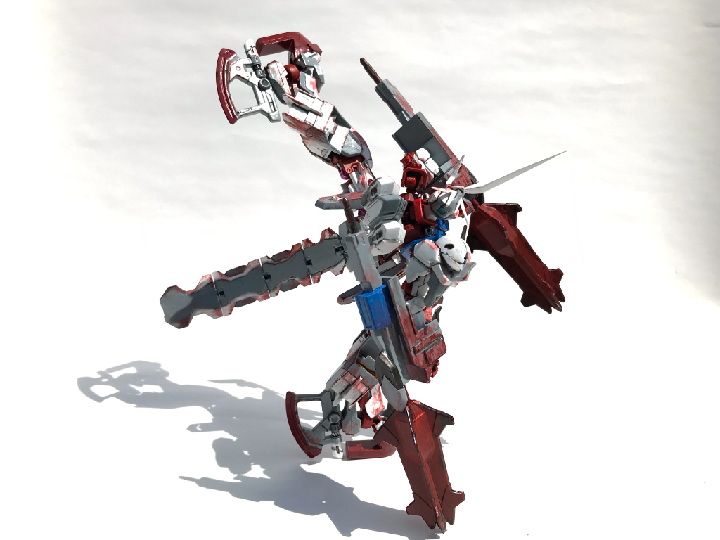 オルフェンズ系キット譲りの可動範囲でハイキックをはじめとしたさまざまなポーズが決まります．画像は踵の斧を使って回し蹴りをしているポーズ．スラスターがついているので予備動作なしでのフレーム切断キックも可能．