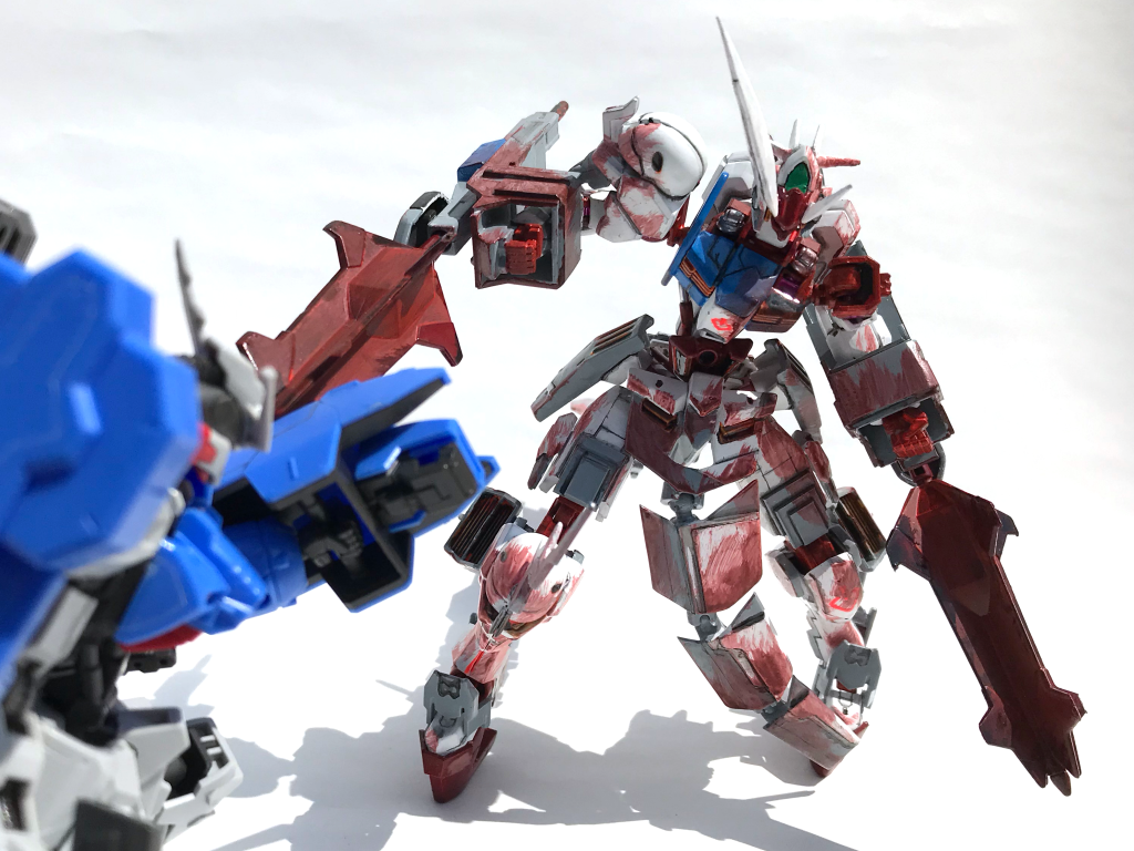 メイス自体にもバンカー機能が備わっているので直接打ち込むことでシールドや装甲を破壊することも想定されています．血濡れたような見た目は常に接近戦で戦い続け、敵機体とそのパイロットのなんやかんやを浴びながら勝った功勲の証．内部パーツのメンテは行うのに外装パーツの掃除はしない．なぜでしょう．