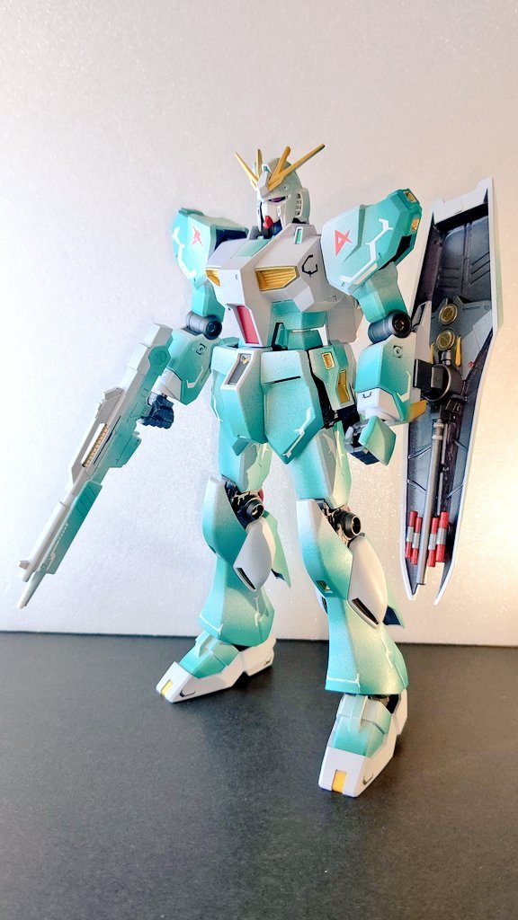 約千円からのνガンダム–4枚目/制作者：ロダン