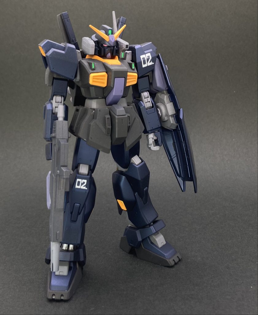 フレーム部分などはガンダムマーカーでエアブラシ塗装中身の量が少ないので、意外とコストがかかるのですが、手軽さからどうしてもこれを使ってしまうんですよねぇ