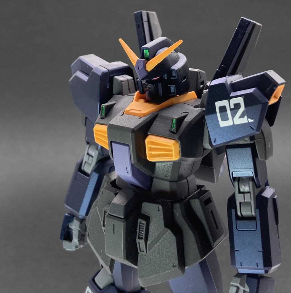 メイン外装はガイアノーツのプリズムブルーブラックでエアブラシ塗装。評判通りの素晴らしい色でしたが、色素が沈殿しやすいのでコントロールが難しかったです