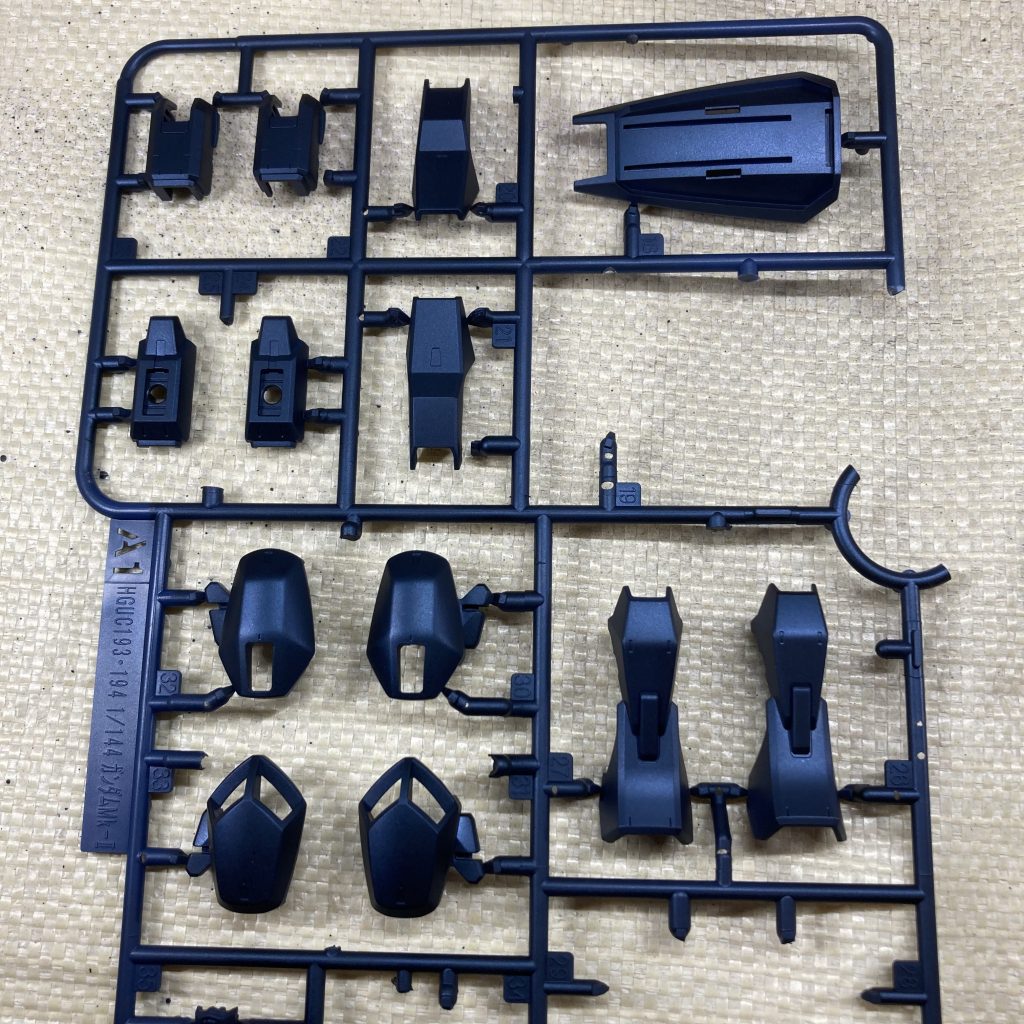 ある程度切り出した状態で吹くことでゲート跡が目立たなくはなりますが、塗装面が綺麗なので残ったゲート部分はかなり目立ちました(結果切り離した後も吹くことにw)