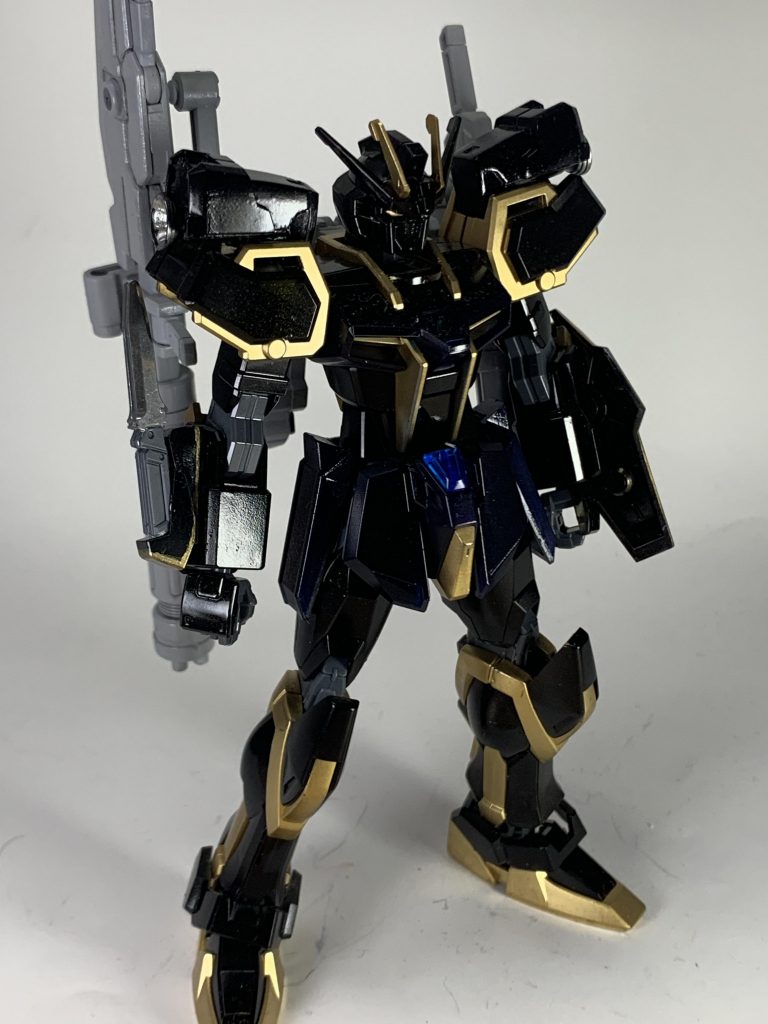 写真だと判別が難しいですが、胸部はクリアブルーのパーツの裏側からブルーブラックを吹いてます。スカート、サイドアーマーなどはクリアブルーやクリアブラック、クリアバイオレットなどを混ぜたものを吹いてます。