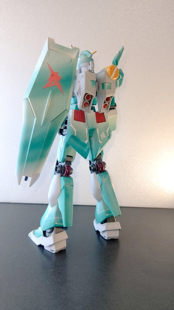 約千円からのνガンダム–5枚目/制作者：ロダン