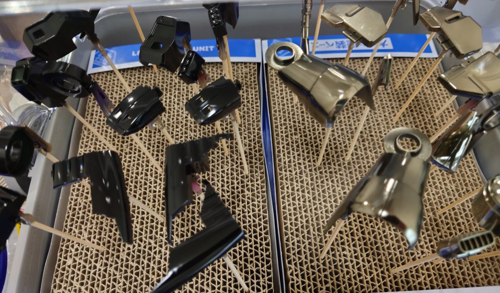 右側がボーンミラー塗布。なかなかコツが掴めず苦戦。