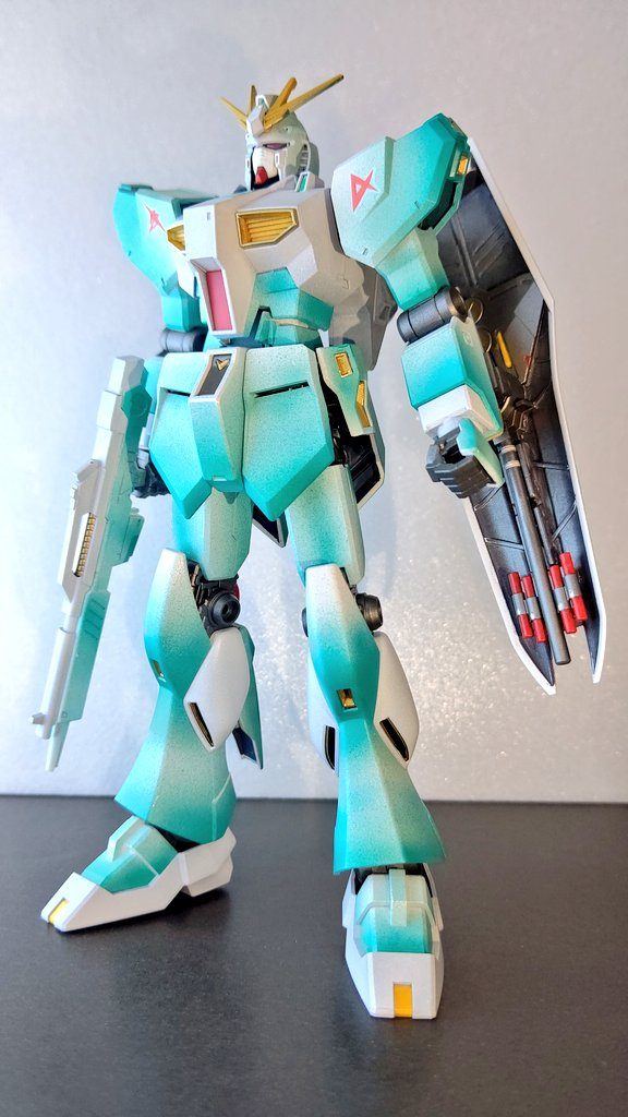 約千円からのνガンダム–2枚目/制作者：ロダン