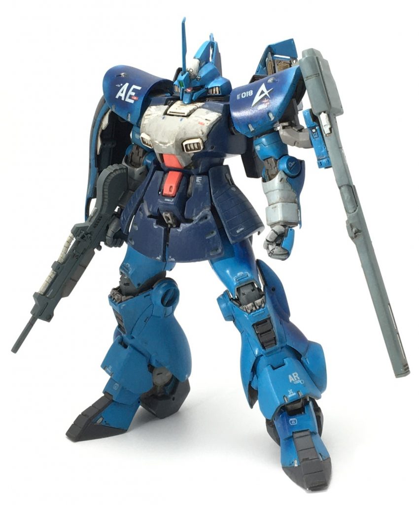 旧キットパーツ(肩装甲やスカート、脚足部等)とHGUCグフカスタムの胴体がベースです。3次凹面の肩装甲や膝ダクトからいきなり生えるスネ正面カバー、2段構造のスカート等、ディジェのデザインは本当に独特です。宇宙世紀MSとしての整合性や説得力をもたせるべく、『ガンダム・センチネル』の世界観を念頭におきつつ製作しました。