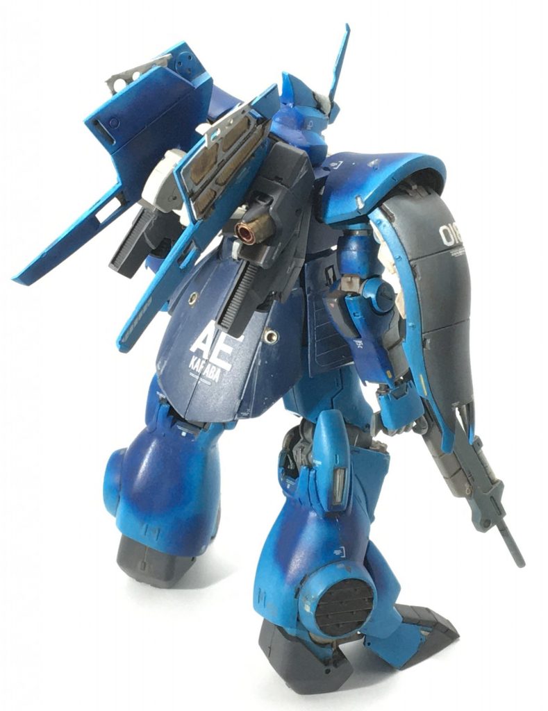 ディジェといえば背中の巨大な放熱板(?)ですが、“背部メインバーニアの可変偏向プレート兼スタビライザー”と解釈しました。ノズルは独レベルの1/144スーパーホーネットから流用。テールレターは『ガンダム・センチネル』掲載のアムロ・レイ大尉専用Zプラスに倣い、母艦アウドムラを示す「AE」で。