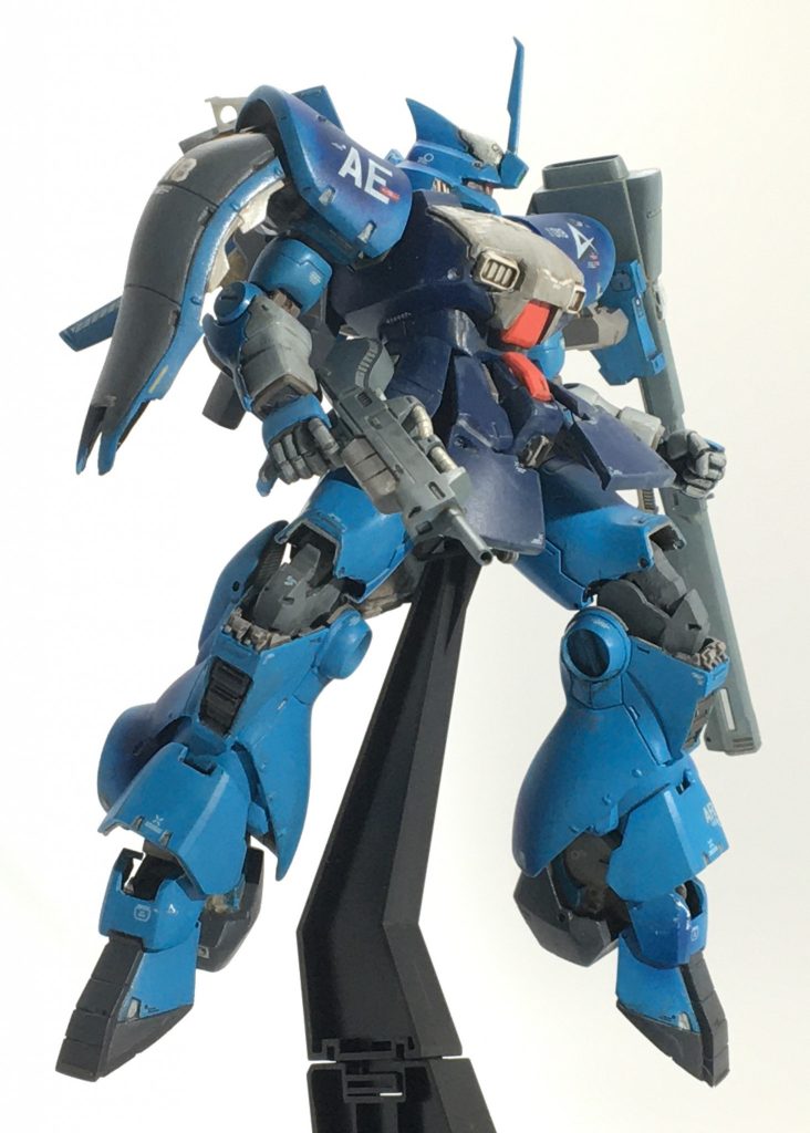 その機体性能要求からして、ディジェは高い指揮機能に加え、軽快な空戦能力を持つMSのはずです。『Z』放映当時は小学6年生でした。アムロがガンダムに乗らない不満なんて全然なくて、むしろ“モノアイのジオン系ワンオフ機に復活したアムロが乗る”という設定に「渋い、渋いぜカラバ……!」と萌えたものです。