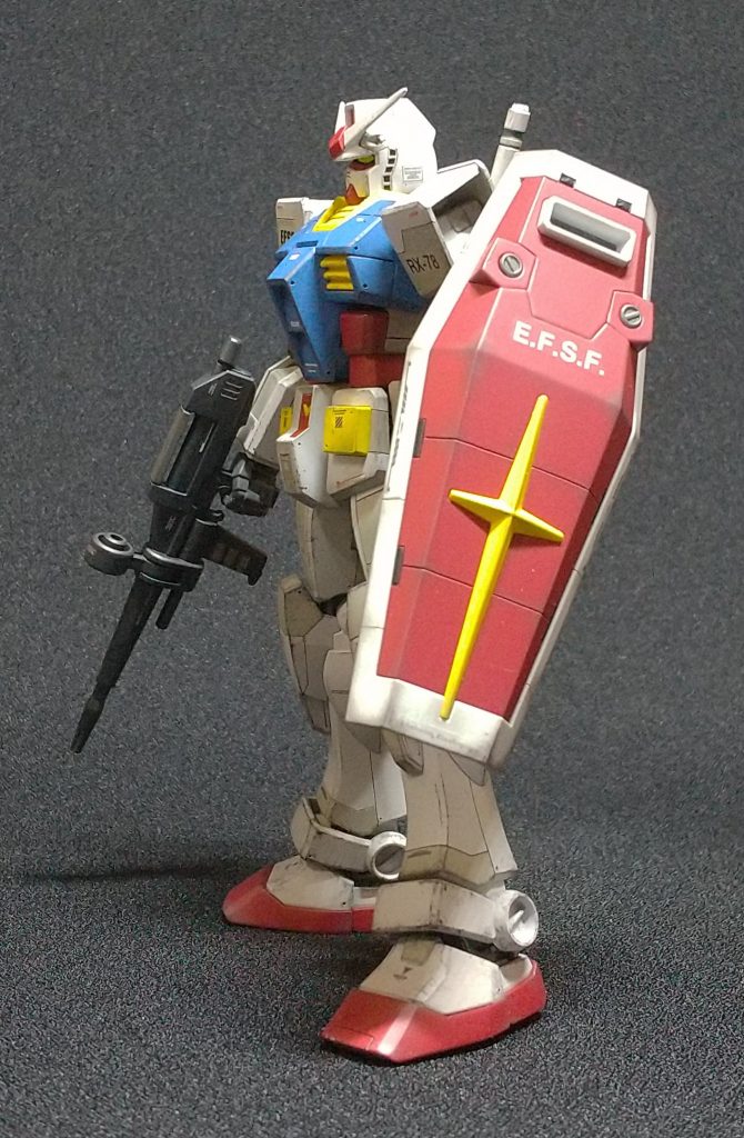 シールドのスジ彫りは思いつきのオリジナル。(RGの、十字周りのあのモールドは好きじゃないので)