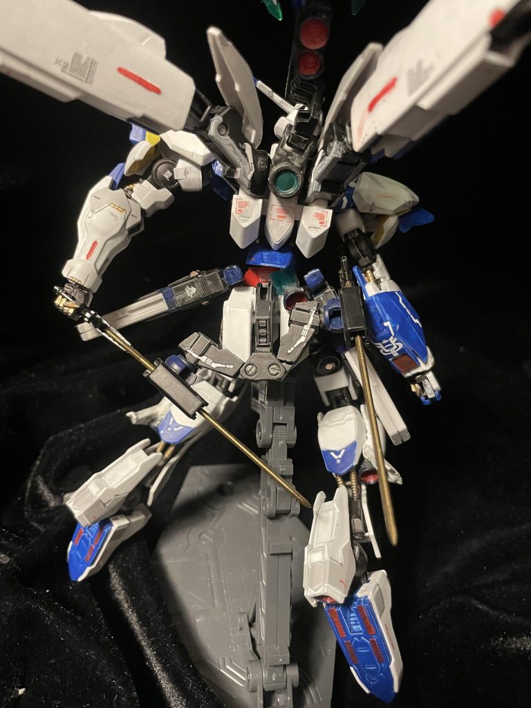 各部スラスターを増設。HGユニコーンのものを使用しています。GNドライブがあるにもかかわらず、バーニアによる推進力も得ています。謎。