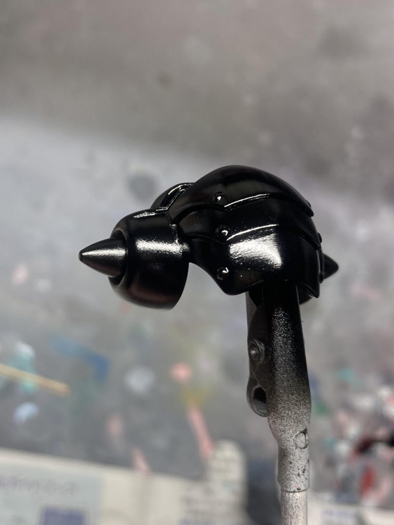 騎士の鎧は光沢ブラック下地にステンレスシルバーで塗装しました。