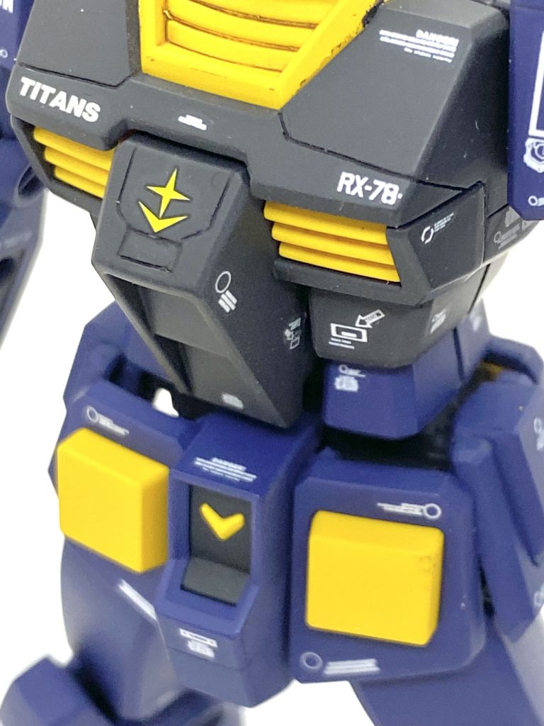 胸は横に分割線がありましたのでそれに合わせてスジボリ入れています。