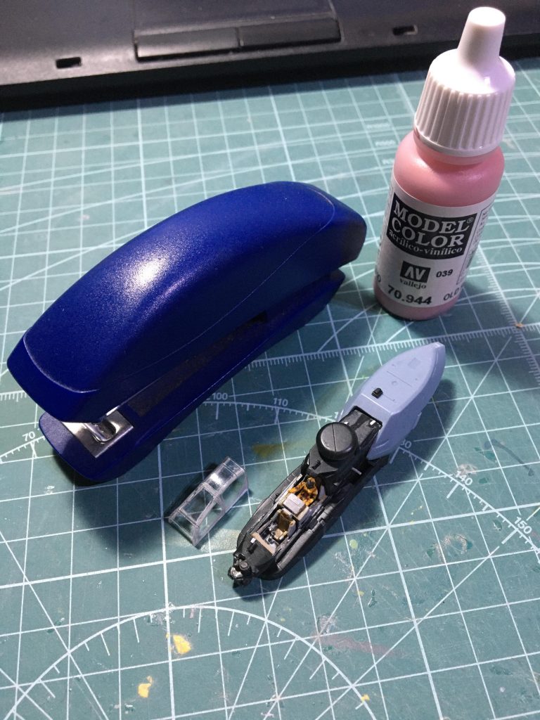 コクピットはこのサイズです。パイロットフィギュア(WAVE製 1:144)を塗るときは指がつりそうに……。