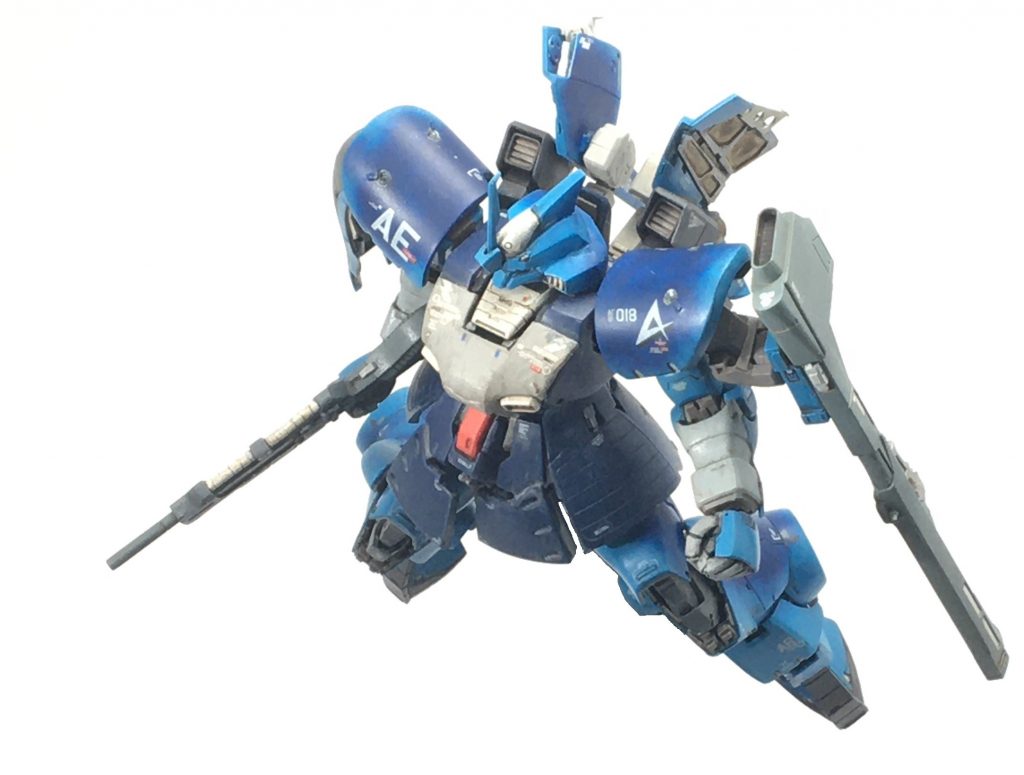 『モデルグラフィックス』の歴代別冊では、ダカール制圧は「アムロを隊長とするZプラスの018特別攻撃部隊による」と解説がなされ、ディジェへの言及が全然ありません。『ガンダム・センチネル』の世界線にディジェは存在しないのか?否、89年3月号の連載内ファンコーナーでのやり取りにて、あさのまさひこ総合ディレクターが述べています。「SENTINELで扱おうと思っているディジェのキーは、ズバリ“リック・ディアス”です」当時は連載にてセンチネル版バーザムが発表され反響を呼んだ直後の時期で、“他のMSもカトキ・リファインで見たい”という機運が日本の極一部で高まった頃でした。この後、センチネル制作陣は“新企画”(※頓挫した「センチネル2」だと思われる)と別冊編集作業に忙殺されたため、“センチネル版ディジェ”は陽の目を見ずに消えたようです。それでも、ROBOT魂Ka.Sig.じゃなく、当時の尖ったカトキ・アレンジによる幻のディジェを是非とも見たかったし、できるなら作ってみたい。ディジェ探究の旅、まだまだ続けようと思います。