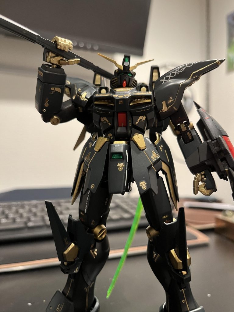 仮組みすると分解できなくなるので、パッケージの完成イメージとにらめっこしながら塗り分け箇所を決めました。金色の配分をもう少し控えても良かったか。ヒケ、ゲート跡、パーティングライン消しはいざやってみると難しいですね…完成後に見てみると、あちこちに処理が甘いところが見つかったので、次回作はもう少し丁寧に処理せねば。