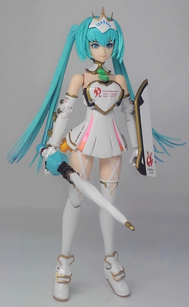 レーシングミク2015です。形は元デザインに可能な限り忠実に作りました。元デザインは各所にスポンサーロゴが入っているのですが、ガンダムデカールから適当に選んで付けてます。