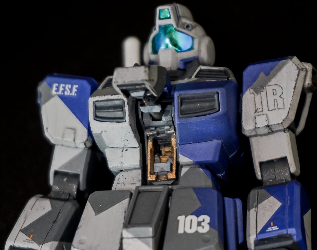 こちらもやってみたかったコックピットハッチの再現。設定資料集なんかを漁って参考にしました。奥まってしまうシートは光沢コートしましたが、やはり組むと目立たず・・・