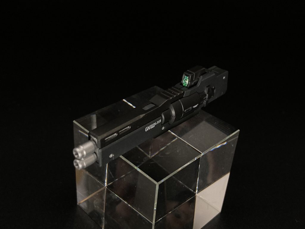 GNライフルはスコープ部分をいつも通り、付属のシールの上にオーロラシールで重ね貼りをして、UVジェルでコーディングしています。