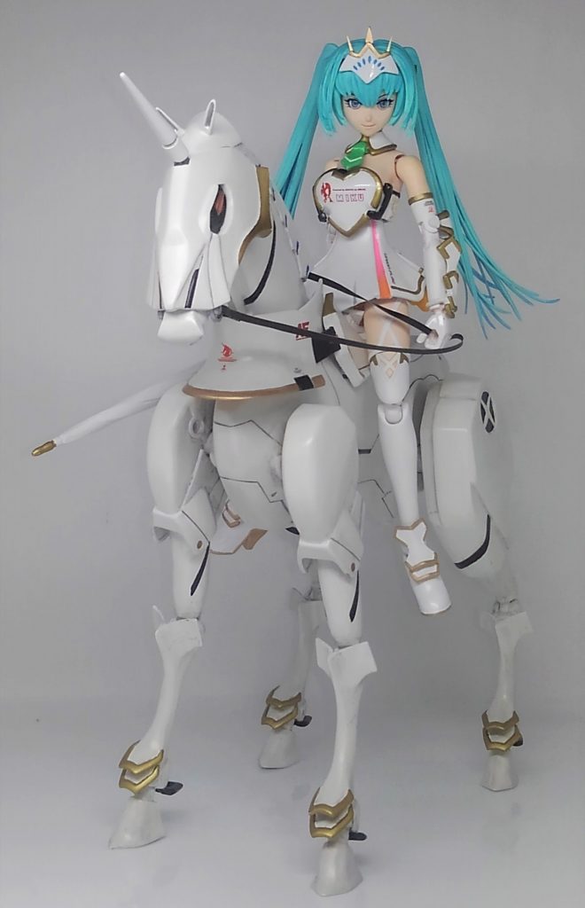 私の作品でよく登場するユニコーンに乗せました。このミクがこのユニコーンの真の馬主になります。このセットで作成しました。