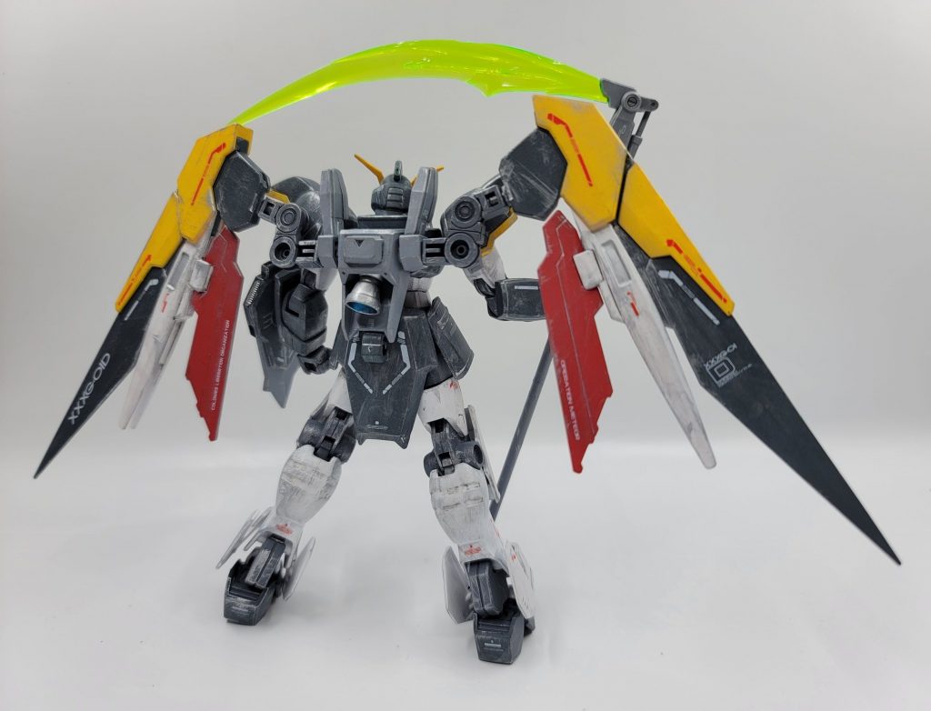 普通な立ち姿背面バックパックに3mm穴をあけてこの子を作った後余剰となったフェニーチェリナーシタの翼をジョイントパーツを介して接続するだけでミキシング完了!