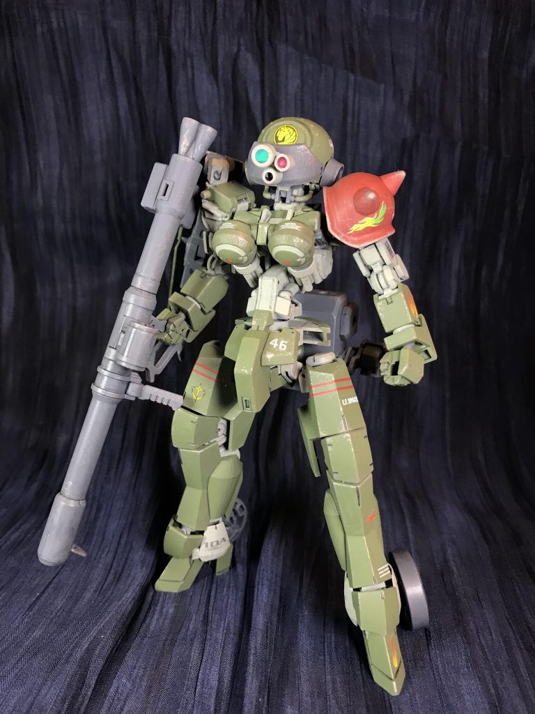 バイザーは下ろせますが、細っそいスコープドックが立ってるような変な感じに。そんなつもりは無かったのですが、足首にホイール付けたらそう言う方向になってましたと言う感じです。