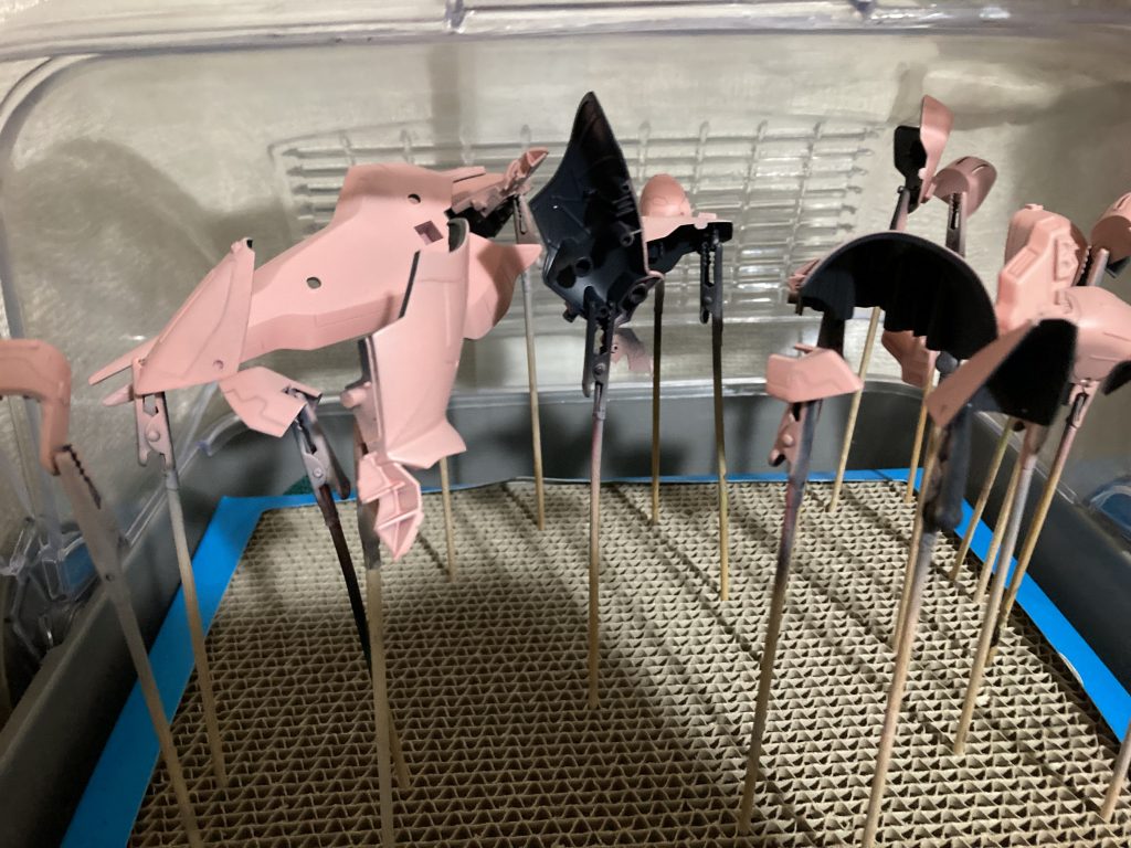 ピンクサフ。見える部分の裏側はファントムグレーで塗装しています。