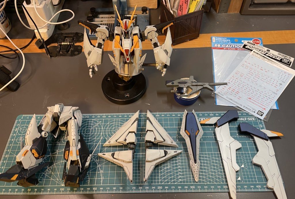 デカールを貼るの儀式僕はパーツにデカールを貼る時は、パーツ毎に一度バラしてから貼ることが多いです。今回も例に漏れずパーツ毎にということで。この状態がワクワク感半端ないです笑今回も最後まで読んでいただきありがとうございました😊ΞGカッコイイです!これからも楽しく作るをモットーに、罪を崩していこうと思います笑よろしければ、フォロー&いいね👍していただけると、モチベーションがググッとあがります笑よろしくお願いします〜!