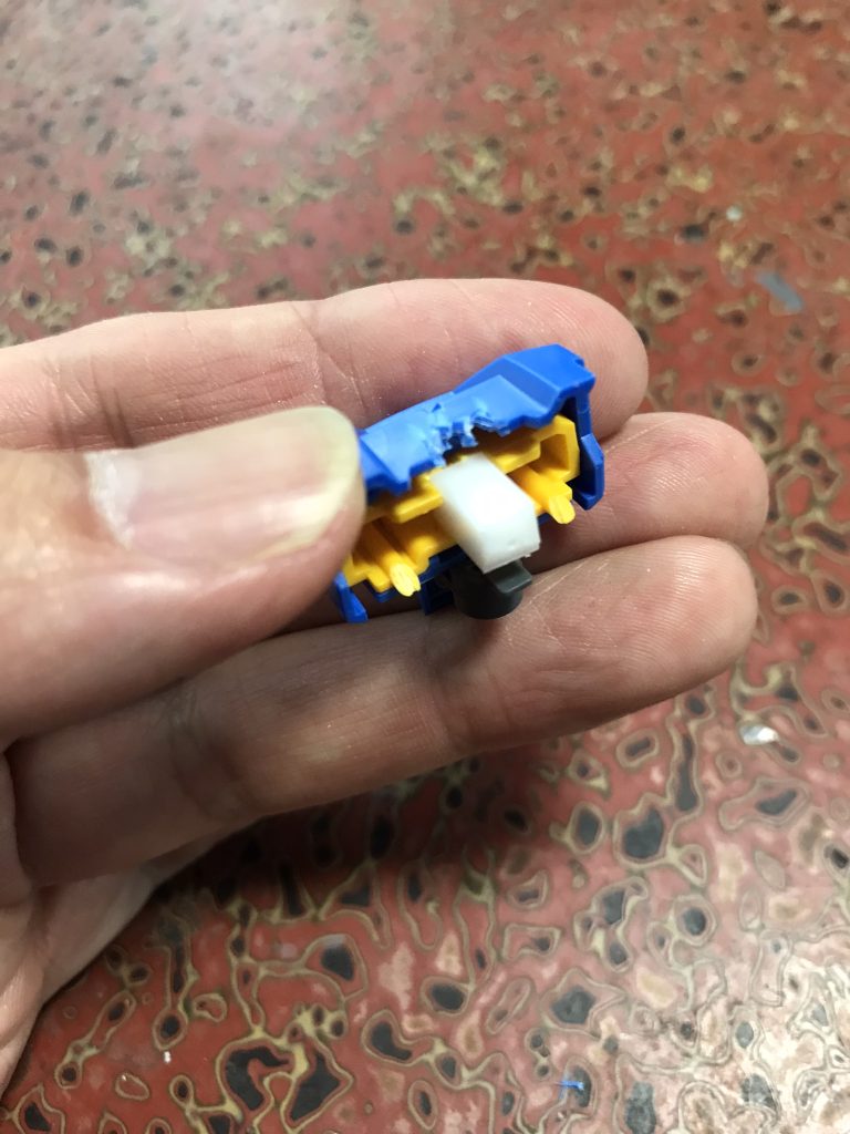 胸の裏側にプラ棒を仕込んで穴を開け…