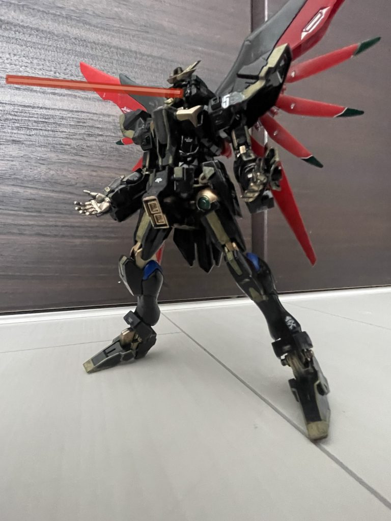 武装ハドロン拡散構造相転移砲ガウェインのハドロン砲と蜃気楼の拡散構造相転移砲を合わせたビームを発射する。ドルイドシステムの代わりに迦楼羅はヴェーダとリンクしている本機はGBNの運営専用機としてゲーム内で開発されていたが、何者かによって強奪された経緯を持っている