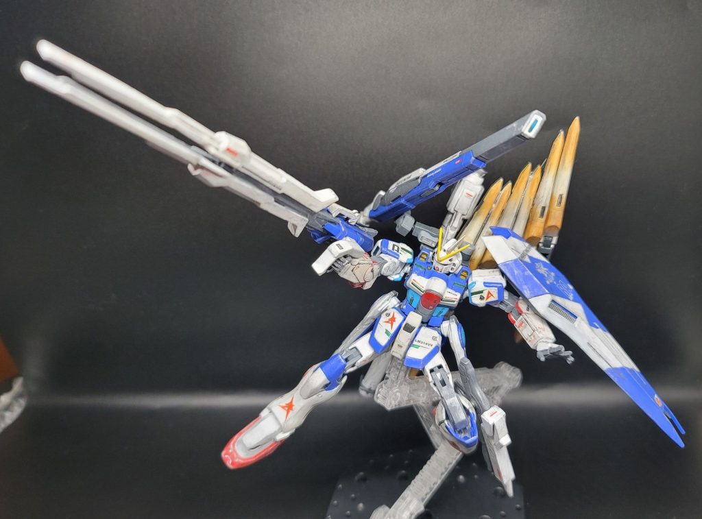 もちろん片手撃ちもできてトールギスみたいにこんな感じでも撃てます素材は旧キットトールギスⅢのメガキャノンとこの子の制作で余剰となったバスターライフルカスタム(のカスタム要素が入ってなかった部分)とペイルライダーのマシンガンを少々