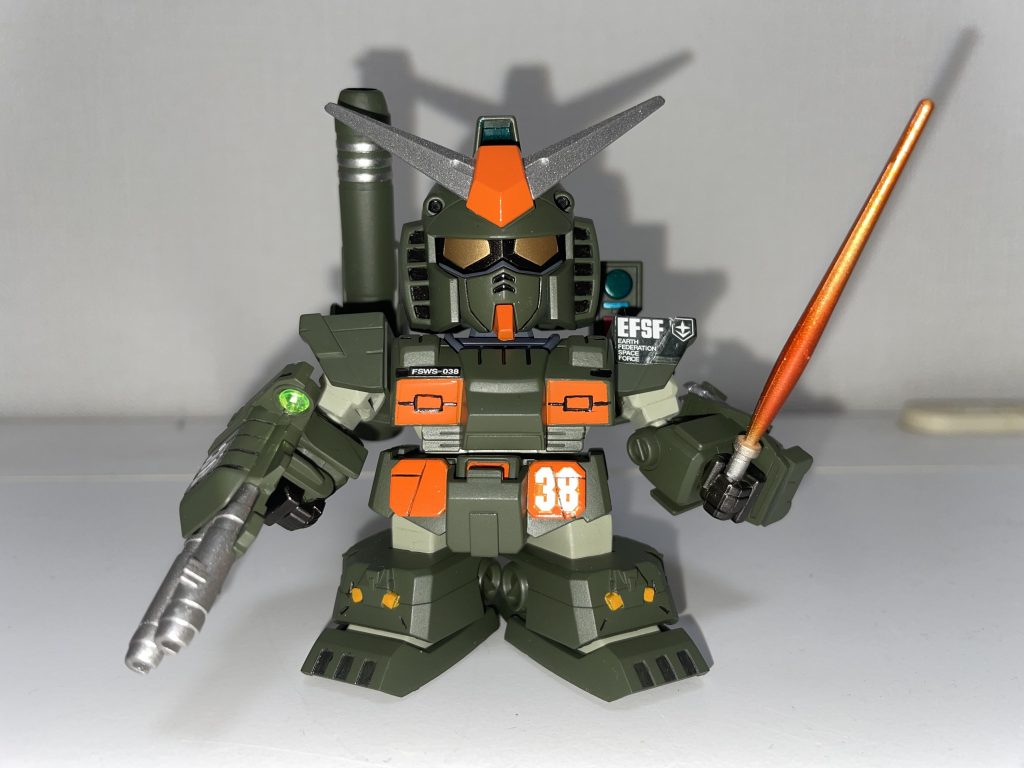 正面から、SDなのに素晴らしいキットです、ビームライフルとか肉抜きの所もありますが良いキットですね。