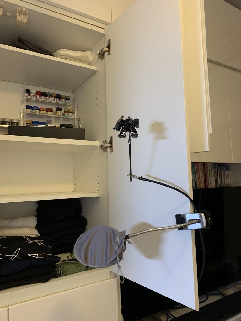 (おまけ)白い背景で影が入らない撮影を試行錯誤しましたが、アクロバティック過ぎてザクが危険なのでブースを買うことにしましたw