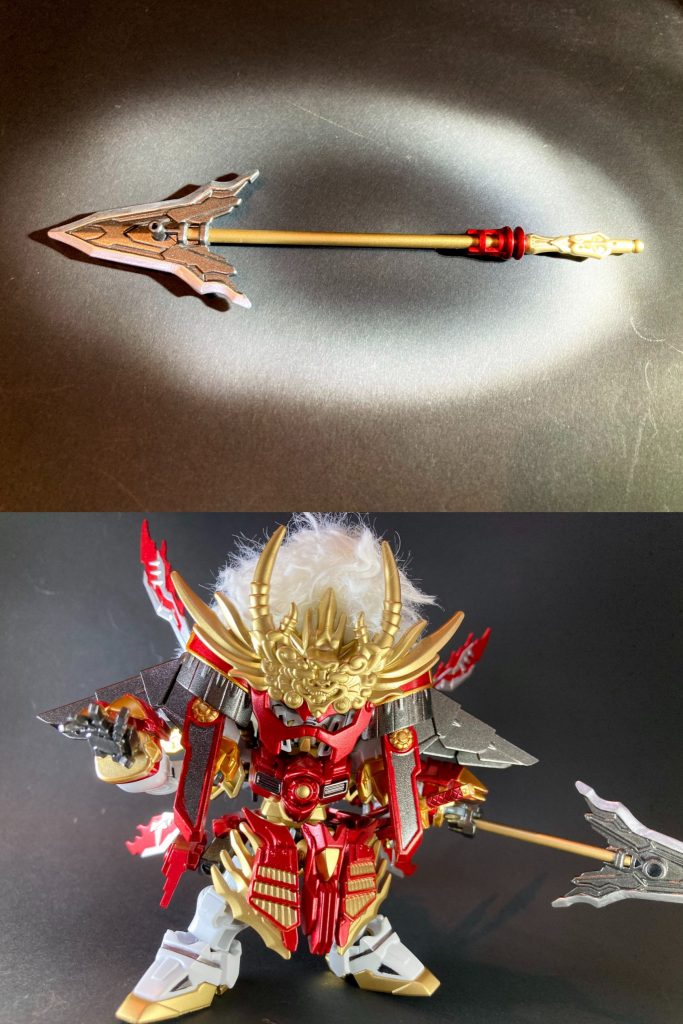 【爆熱轟槍🔥風林火山】刃長二尺六寸の威風堂々たる大身槍。戦闘時は高温による破壊力が付加され、刃が赤熱化する。敵将に突き刺さると赤い液体金属の返し刃が形成されて抜けなくなり、そのまま爆発して内部構造に致命傷を与える爆焉(ヒートエンド)機構を搭載！